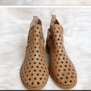 Musse & Cloud Cutout Bootie Size 7